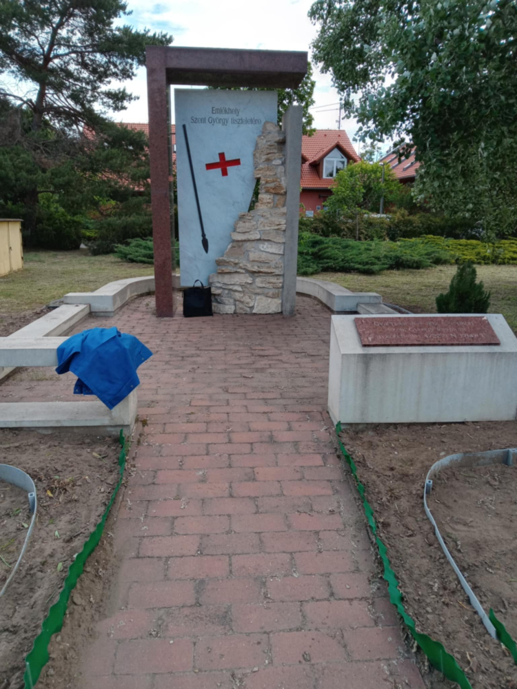 2025-05-17 Gyáli Szent György szobornál fűnyírás