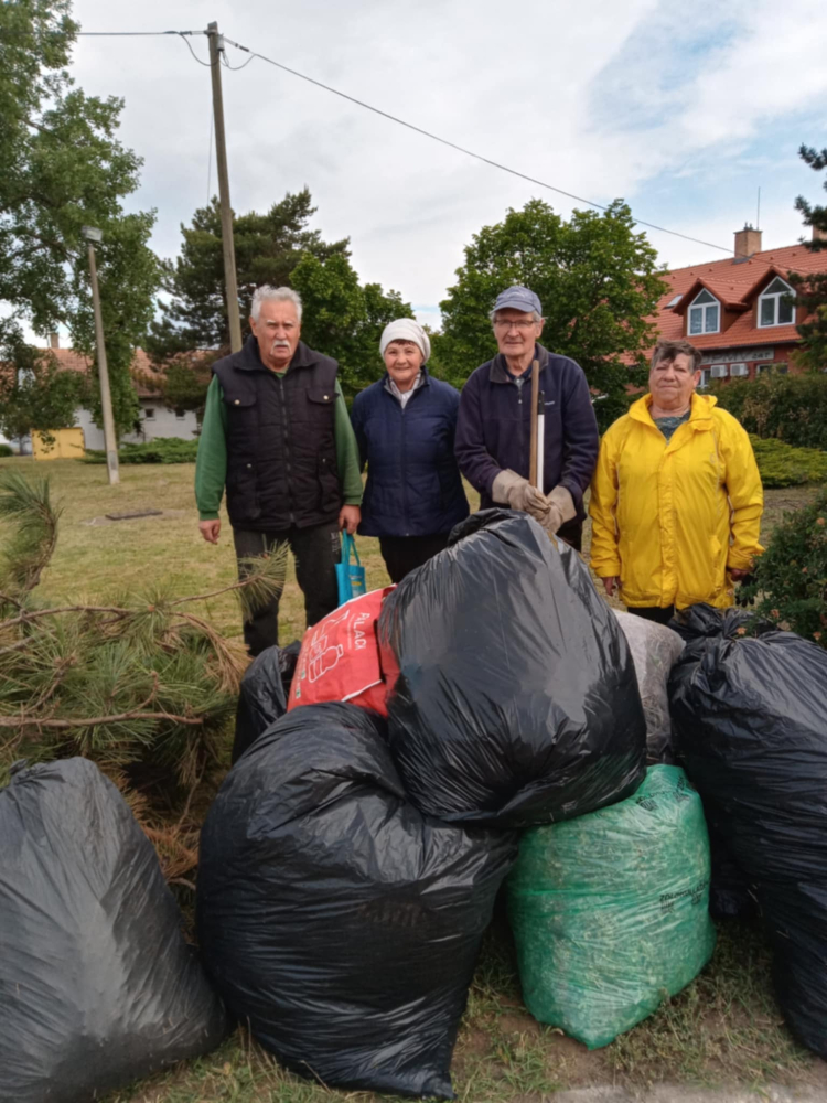 2025-05-19 Gyáli Szent György szobornál fűnyírás utáni takarítás