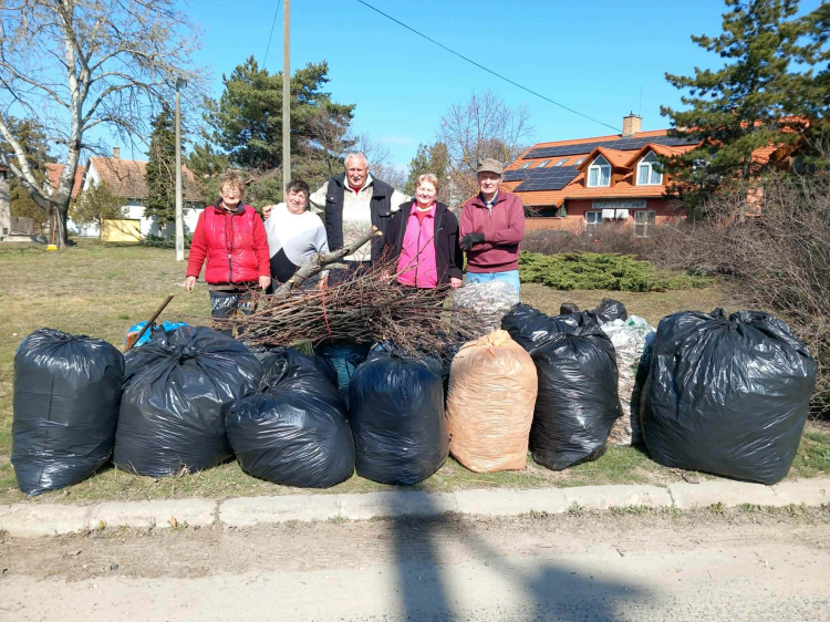 2026-03-12.-én Gyáli Kertbarát Kör -Takarítás a Szent György szobornál