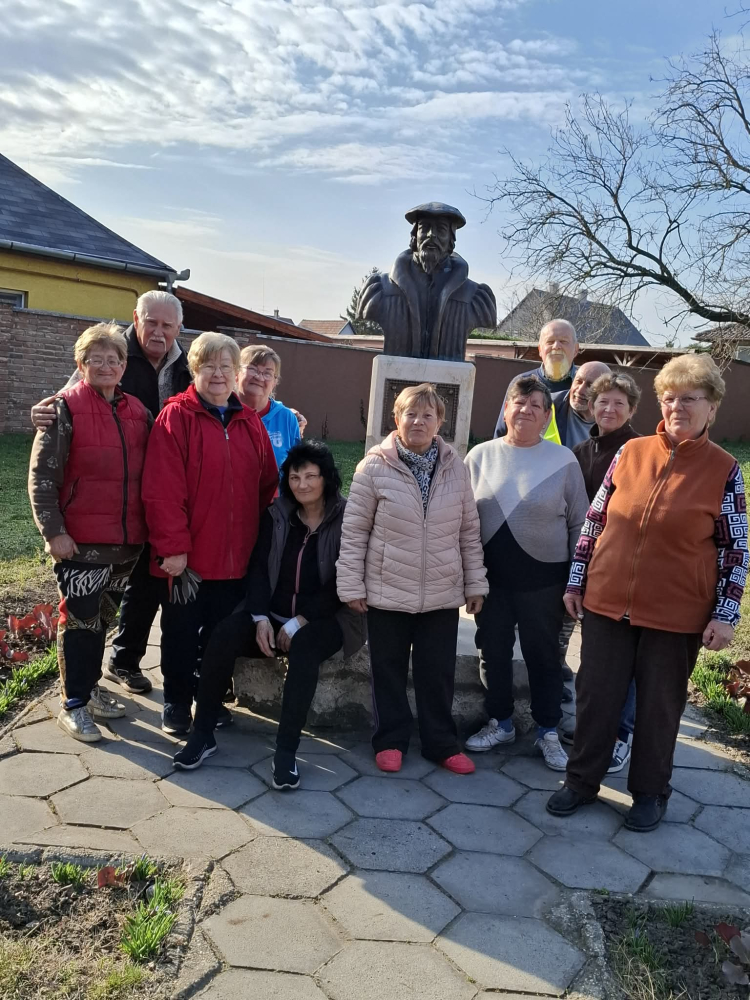 2026-03-13.-án Gyáli Kertbarát Kör -Takarítás a Kálvin téri szobornál
